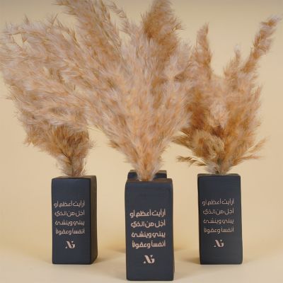 فازة مع ورد مجفف