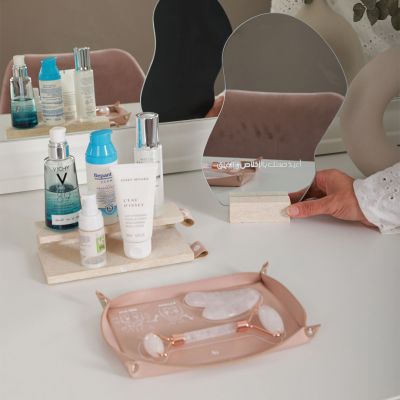 هدية و أنتِ للحُسن آية